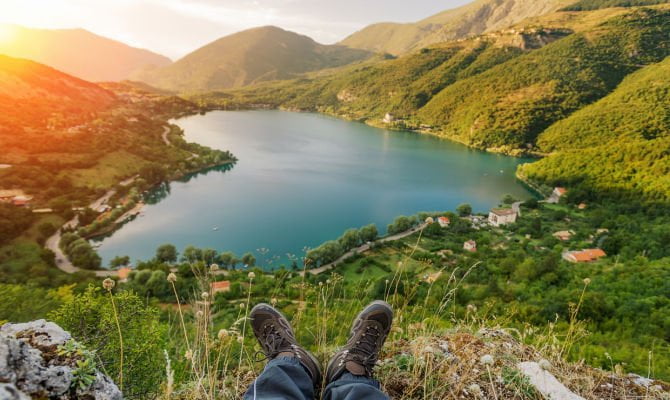 cosa fare in Abruzzo, pedalare nel lago a forma di cuore