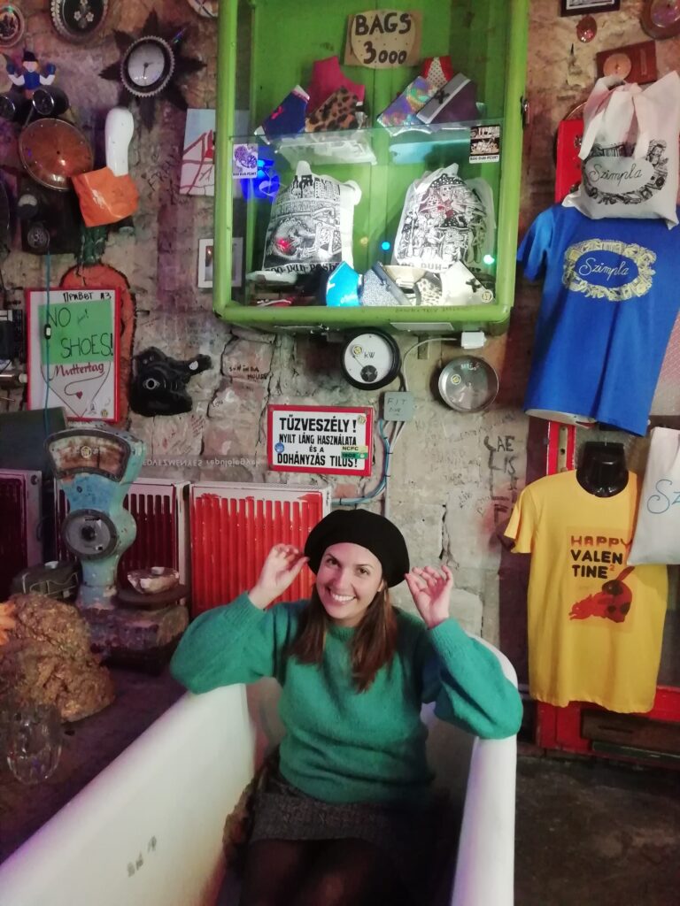 viaggio organizzato a Budapest ponte primo Maggio, serata nei Szimpla Kert